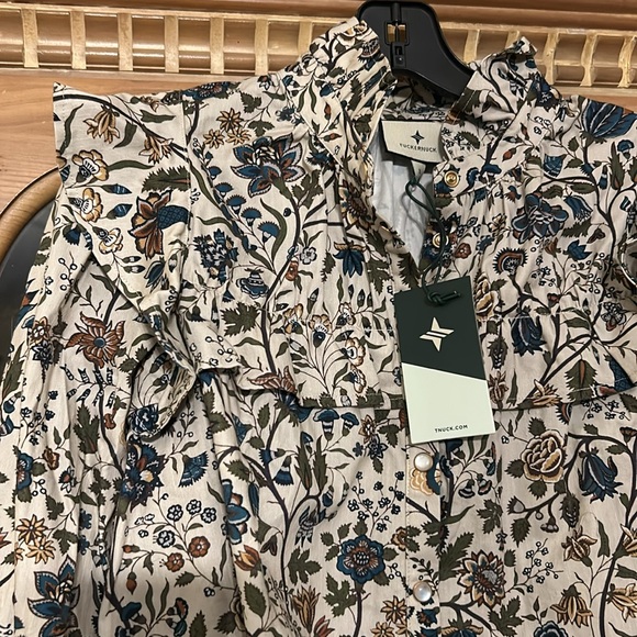 Wildwood Floral Western Winnie Blouse Pearl Snap Button
TUCKERNUCK - Picture 4 of 9